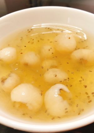 Hình của món Yến chưng nhãn nhục.