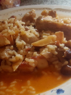 Una foto de Arroz caldoso con pulpo, costillón y setas