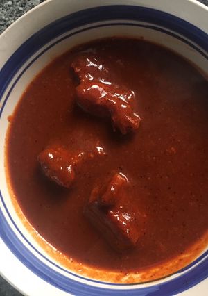 Una foto de Costilla de puerco en salsa roja