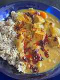 Curry vegano con tofu y quinoa