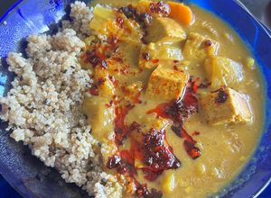 Foto principal de Curry vegano con tofu y quinoa