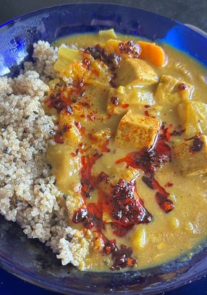 Una foto de Curry vegano con tofu y quinoa