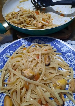 Una foto de Fideos con mejillones