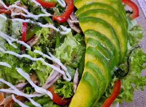 Hình của món Salad Bơ Gà sốt dầu dấm.