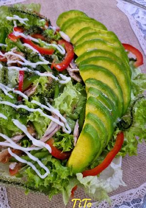 Hình của món Salad Bơ Gà sốt dầu dấm.