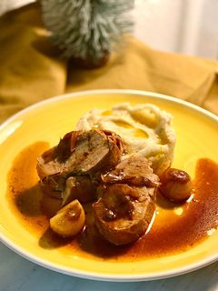 Una foto de Solomillo en salsa de cerveza negra con puré trufado
