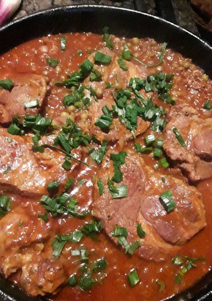 Una foto de Bondiola a la portuguesa con vino tinto