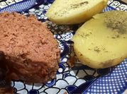 Una foto de pastel de carne con tocino