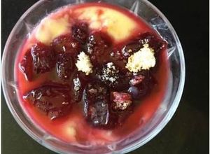 Una foto de Panacota de cerezas y mascarpone