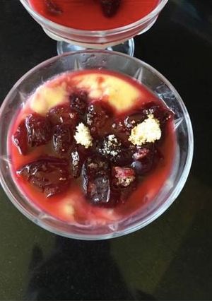 Una foto de Panacota de cerezas y mascarpone