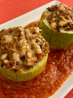 Una foto de Calabacines rellenos de quinoa y verduritas
