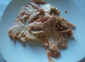 Una foto de Pechugas de pollo rancheras marinadas con chile en polvo y mezcal a la mexicana