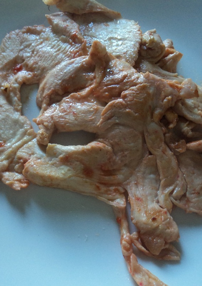 Una foto de Pechugas de pollo rancheras marinadas con chile en polvo y mezcal a la mexicana