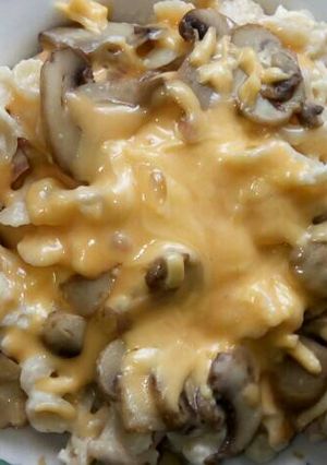 Una foto de Pasta de moñitos con champiñones, pollo y queso 😍