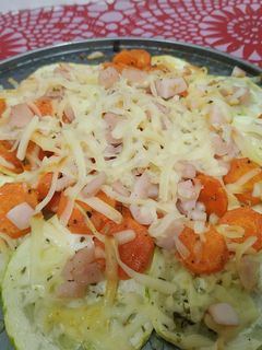 Una foto de Revuelto de verduras con jamón York y queso