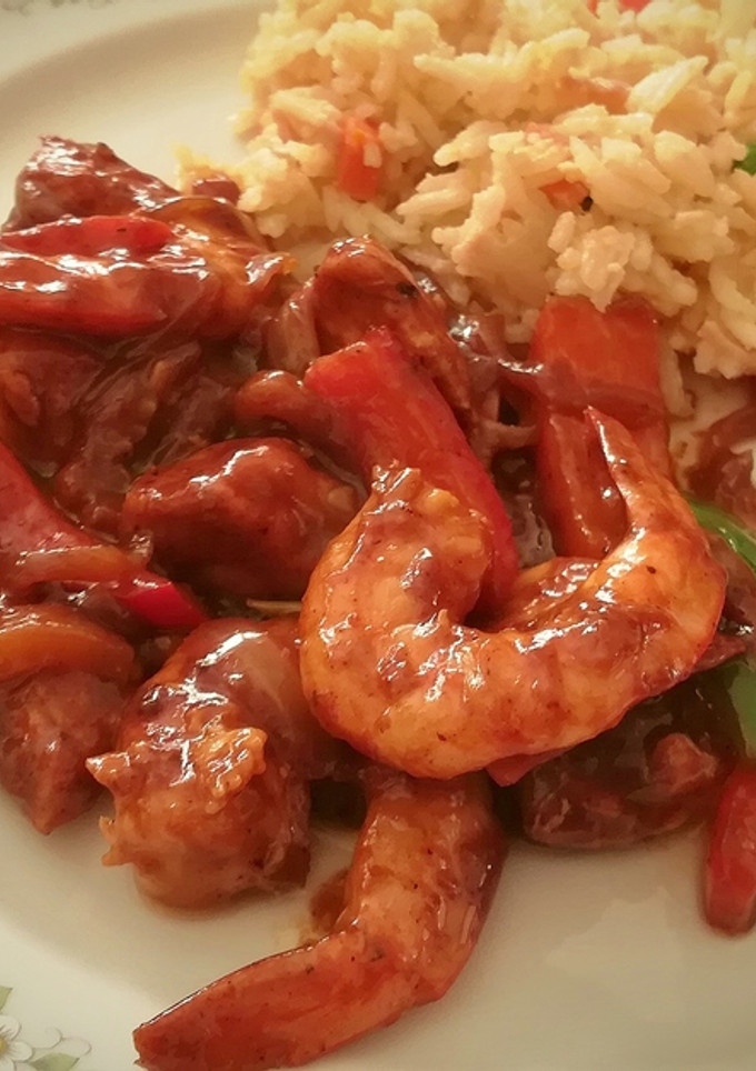 Una foto de Chop suey de pollo y langostinos