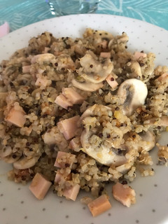 Una foto de Quinoa con champiñones y salsa yogur