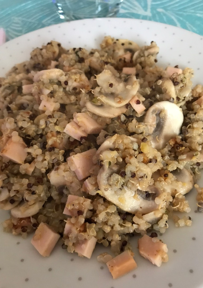 Una foto de Quinoa con champiñones y salsa yogur