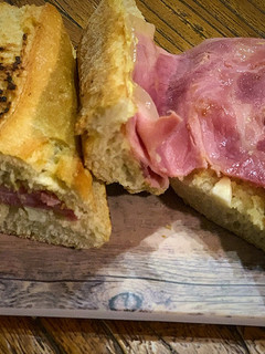 Una foto de Bocadillo de lacón con queso y mostaza