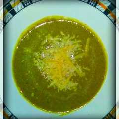 A picture of Sopa verde especiada.