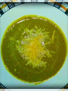 Una foto de Sopa verde especiada