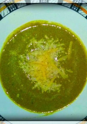 Una foto de Sopa verde especiada