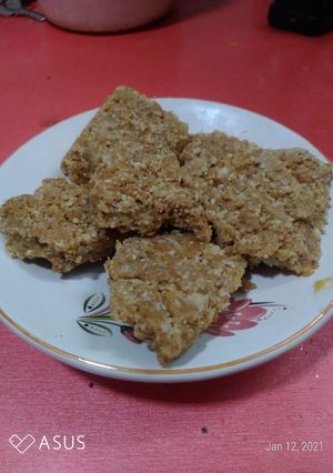 માવા ચીક્કી (Mava Chikki Recipe in Gujarati) રેસીપી મુખ્ય ફોટો