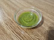 Una foto de pesto de albahaca