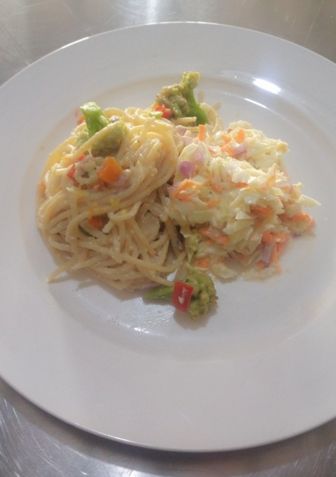 A picture of Spaghetti cabonera with Broccoli and a Winter Slaw...