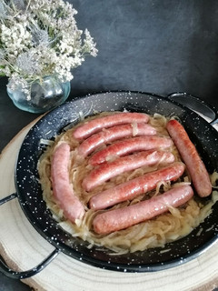 Una foto de Salchichas encebolladas con cerveza