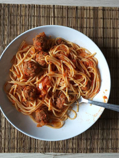 Una foto de Espaguetis con albóndigas