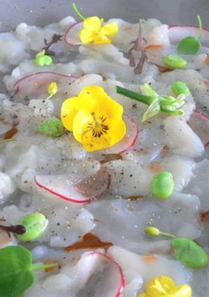 Une photo de Carpaccio de St Jacques et radis roses
