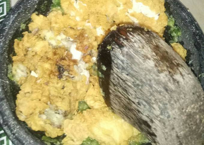 Cara Gampang Membuat Ayam geprek sambel ijo, Bikin Ngiler