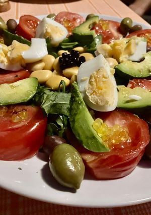 Una foto de Ensalada de colores, con altramuces (lupines)