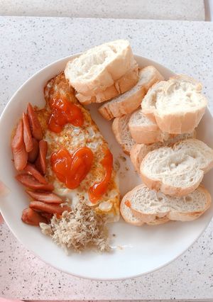 Hình của món Bánh mì trứng ốp la chà bông xúc xích.