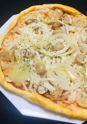 Una foto de Pizzas 🍕de Champiñones 🍄 con Cebolla 🧅 y Palmitos 🍷 🙌
