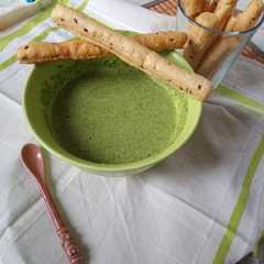 Una foto de Crema de rúcula a la albahaca