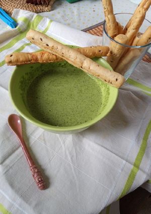 Una foto de Crema de rúcula a la albahaca