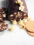 Salame de Chocolate com Bolacha e Pipocas de Caramelo