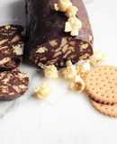 Salame de Chocolate com Bolacha e Pipocas de Caramelo