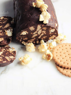 Foto de Salame de Chocolate com Bolacha e Pipocas de Caramelo