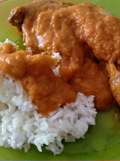 Una foto de Pollo guisado en salsa