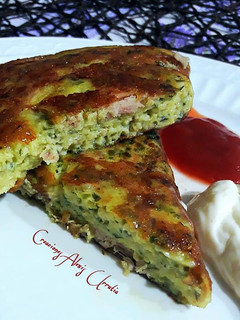 Una foto de Tortilla de atún con pasta de cilantro, jengibre, ajo y queso