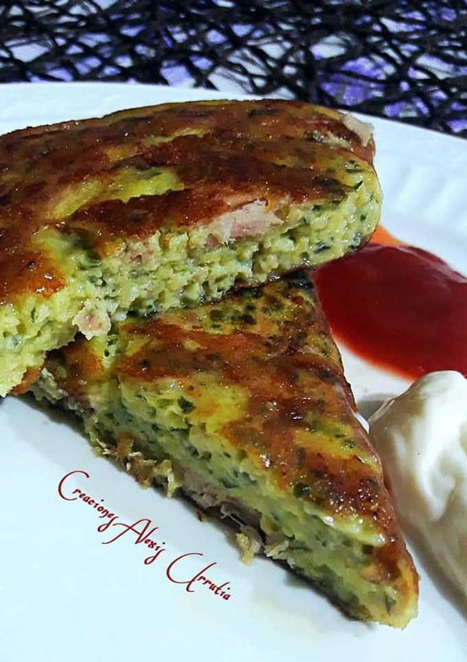 Una foto de Tortilla de atún con pasta de cilantro, jengibre, ajo y queso