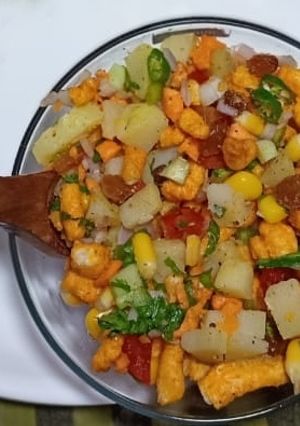 कुरकुरे की स्वादिष्ट चाट (kurkure ki swadist chaat recipe in Hindi) रेसिपी मुख्य फोटो