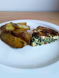 Una foto de Papas rústicas con tortilla de espinaca y zapallo italiano