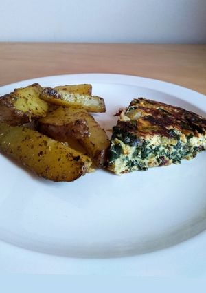 Una foto de Papas rústicas con tortilla de espinaca y zapallo italiano