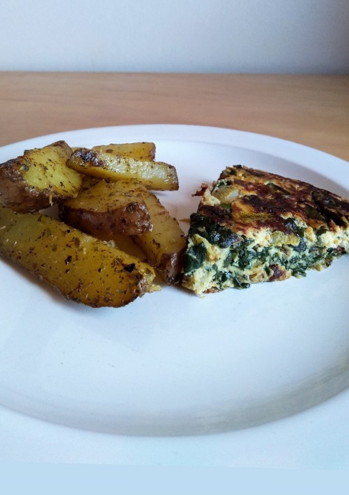 Una foto de Papas rústicas con tortilla de espinaca y zapallo italiano