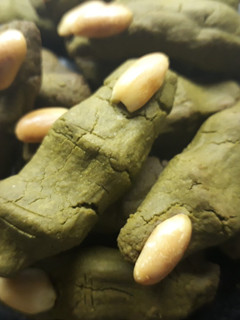 萬聖節巫婆手指餅乾-抹茶口味(小烤箱版) 的食譜成品照片