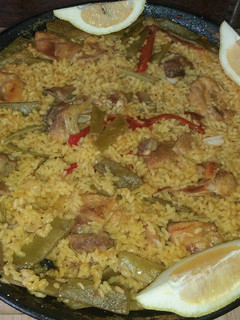 Una foto de Paella de pollo y conejo